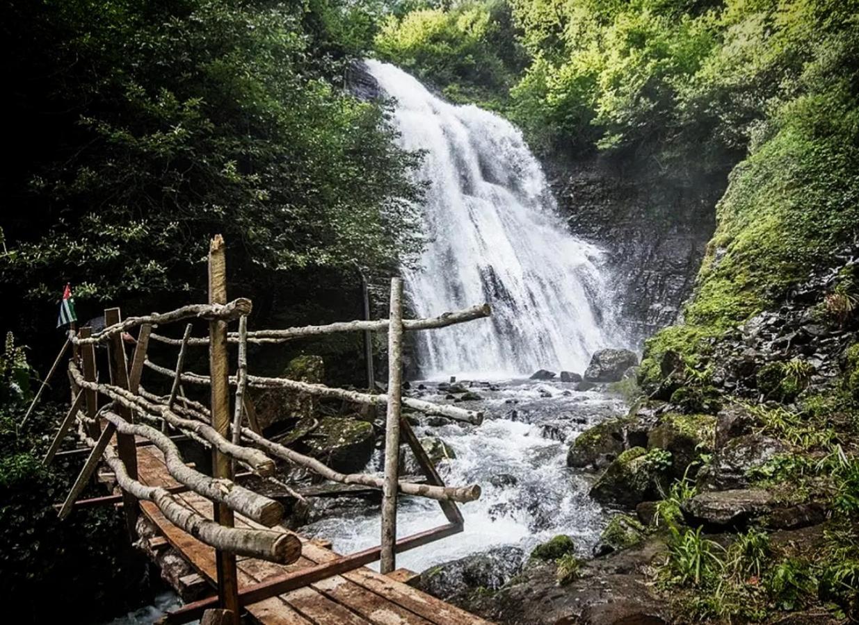 Гостевой Дом "Амза" Bed and Breakfast Tqvarcheli Esterno foto